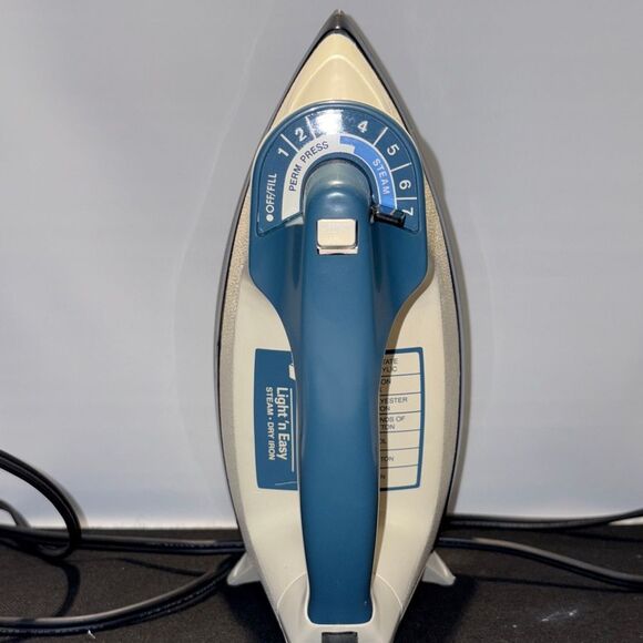 Vintage Black & Decker Light 'n Easy Steam Iron in Blue and White - Picture 5 of 7